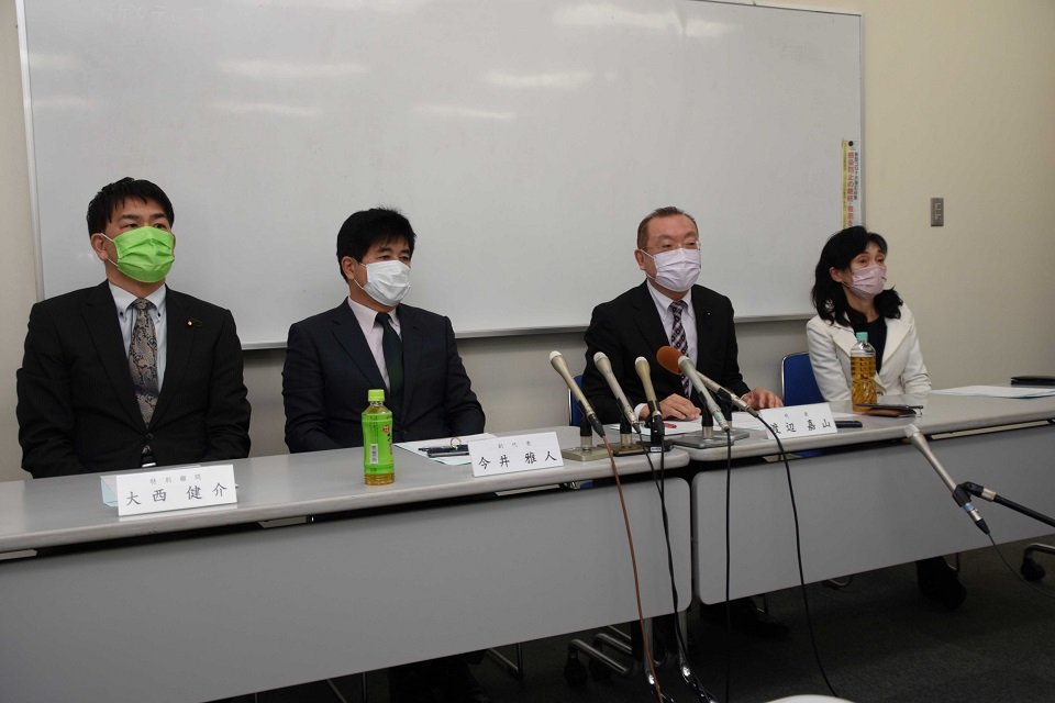臨時の常任幹事会後の記者会見で、今井瑠々氏の処分や党本部への上申について説明する渡辺嘉山代表（右から２人目）ら＝１２日午前、岐阜市長良福光、長良川スポーツプラザ