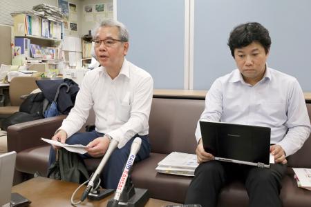 　取材に応じる「自由法曹団」兵庫県支部の弁護士ら＝１０日午後、兵庫県庁