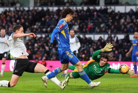 　ダービー戦の後半、勝ち越しゴールを決めるリーズの田中（中央）＝ダービー（ゲッティ＝共同）