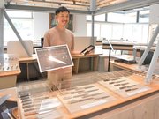 多種多様な包丁が並ぶ佐竹産業のＰＲブース＝関市平和通、岐阜関刃物会館