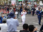 沿道のファンに手を振りながら笑顔で走る鈴木ちなみさん＝多治見市音羽町