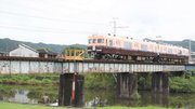 可児川の鉄橋を渡る復刻塗装電車＝１２日午前、可児郡御嵩町顔戸
