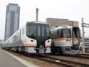 ７月にデビューする「ＨＣ８５系」（左）と現行の特急気動車＝名古屋市、ＪＲ東海・名古屋車両区