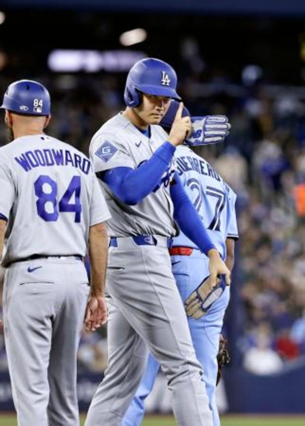 　米大リーグ、ブルージェイズ戦の１回、四球を選んだドジャース・大谷翔平。昨季から４３試合連続出塁とし、イチロー（マリナーズ）が樹立した日本勢最長記録に並んだ＝８日、トロント（共同）