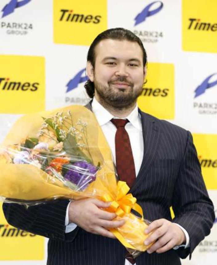 　現役引退の記者会見を終え、花束を手にする柔道男子のウルフ・アロン＝１０日午前、東京都品川区