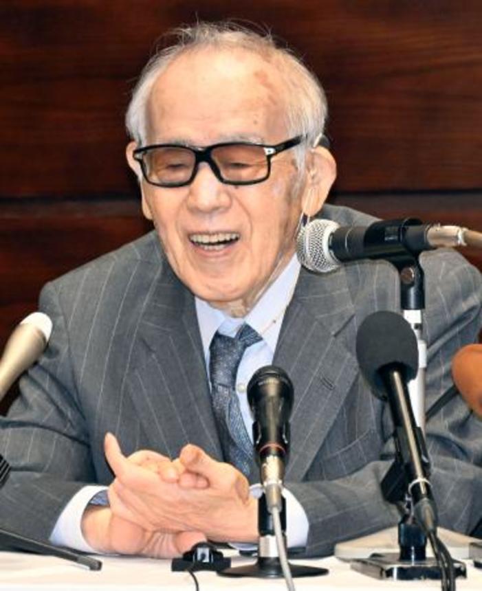 　２０２５年１０月、文化功労者に決まり、記者会見する伊勢崎淳さん＝岡山県の備前市美術館