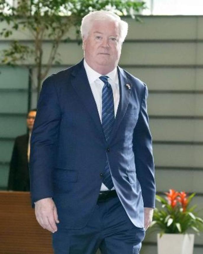 　首相官邸に入る米国のジョージ・グラス新駐日大使＝２２日