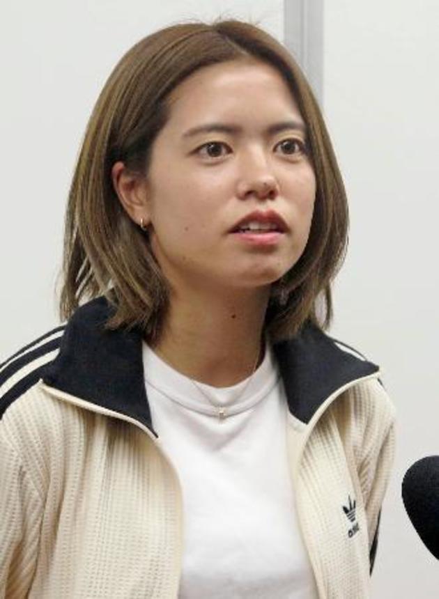 　取材に応じるサッカー女子日本代表の長谷川唯＝１３日、羽田空港
