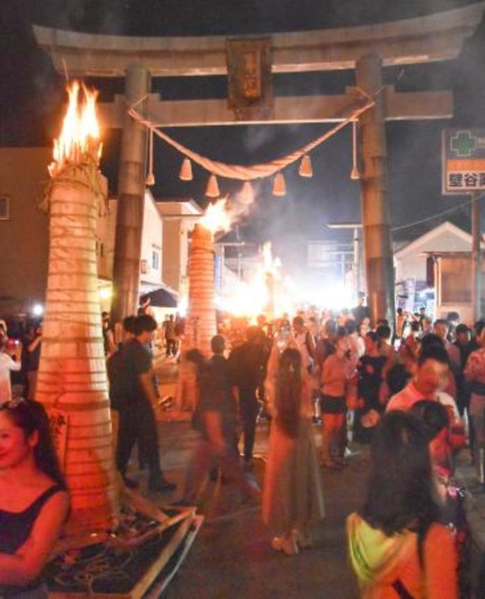 　山梨県富士吉田市の伝統行事「吉田の火祭り」で並ぶたいまつ＝２６日夜