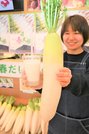 みずみずしく甘い春ダイコンと「春だいこんジュース」＝大垣市高屋町、カネ井青果アスティ大垣店