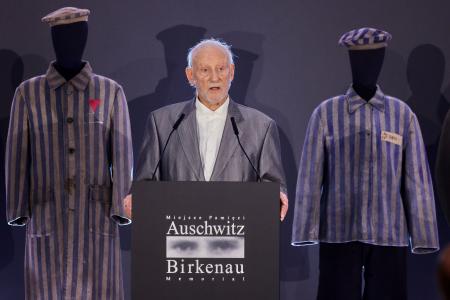 　アウシュビッツ強制収容所跡で開かれた式典で演説する生存者のベルナルド・オッフェン氏＝２７日、ポーランド南部オシフィエンチム（ＡＰ＝共同）