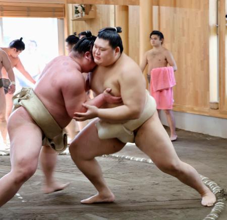 　ぶつかり稽古で白熊（左）に胸を出す大の里＝福岡市