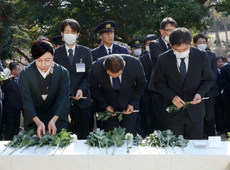 　茨城県北茨城市の展望慰霊塔前で開かれた追悼式で献花する参列者＝１１日午後