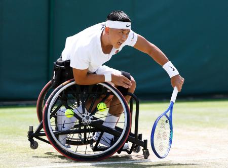 　車いすの部男子シングルス１回戦でプレーする小田凱人＝ウィンブルドン（共同）