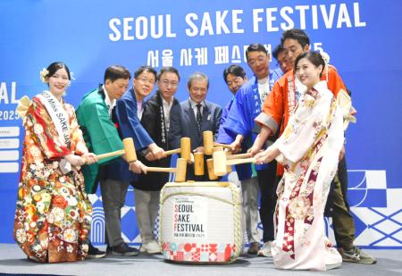 　「ソウル酒フェスティバル」の開会式で鏡開きをする関係者＝２４日、ソウル市江南区（共同）