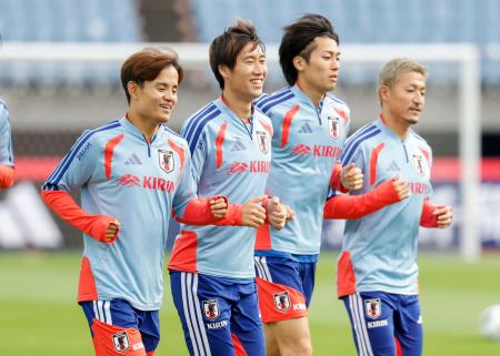 　ウルグアイ戦に向け最終調整する（左から）久保、鎌田ら＝キューアンドエースタジアムみやぎ
