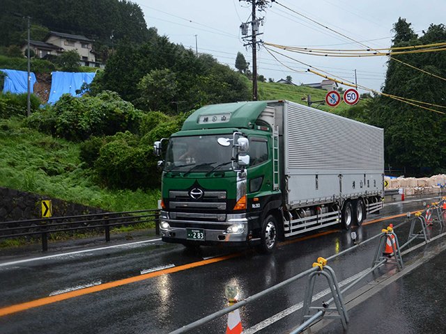 １０日ぶりに通行再開した国道１９号。ブルーシートが掛かった山側で発生した土砂崩れが路肩崩落の原因となった＝中津川市落合