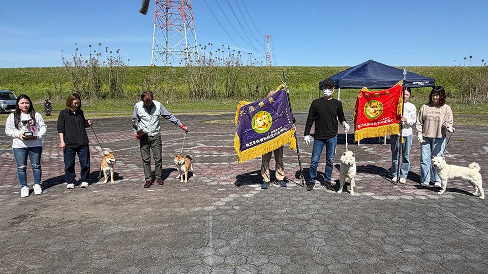 受賞した犬とその飼い主＝安八郡神戸町西座倉、河川敷パターゴルフ場
