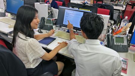 　人工知能（ＡＩ）が要約した顧客情報を表示するパソコン前に座る営業員＝７日、さいたま市のＳＭＢＣ日興証券大宮支店