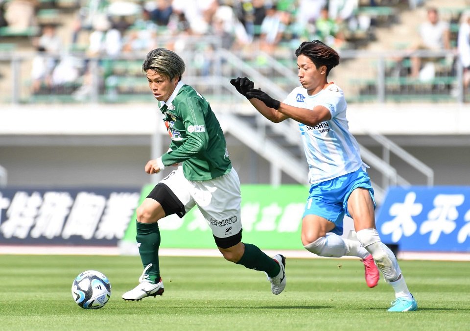 ＦＣ岐阜×ＹＳ横浜＝前半、ボールを前へ運ぶＦＣ岐阜のＭＦ窪田＝長良川競技場