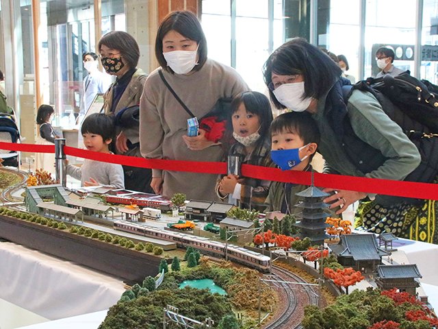 走る鉄道模型に見入る親子ら＝岐阜市橋本町、岐阜シティ・タワー４３