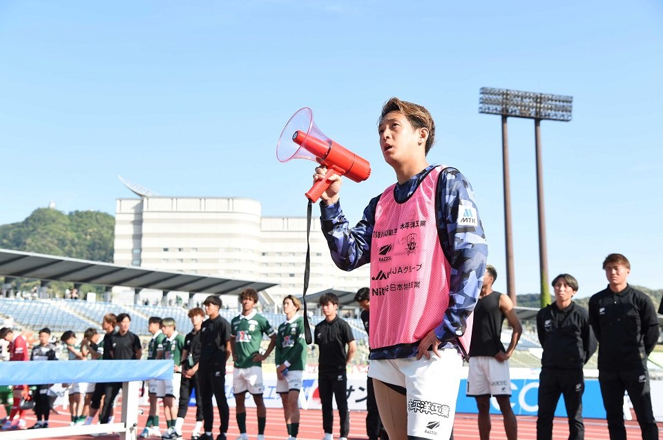 試合後、サポーターに次戦以降の巻き返しを誓うＦＣ岐阜の主将庄司＝長良川競技場
