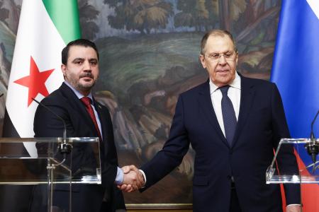 　共同記者会見で握手するシリア暫定政府のシェイバニ外相（左）とロシアのラブロフ外相＝７月３１日、モスクワ（タス＝共同）