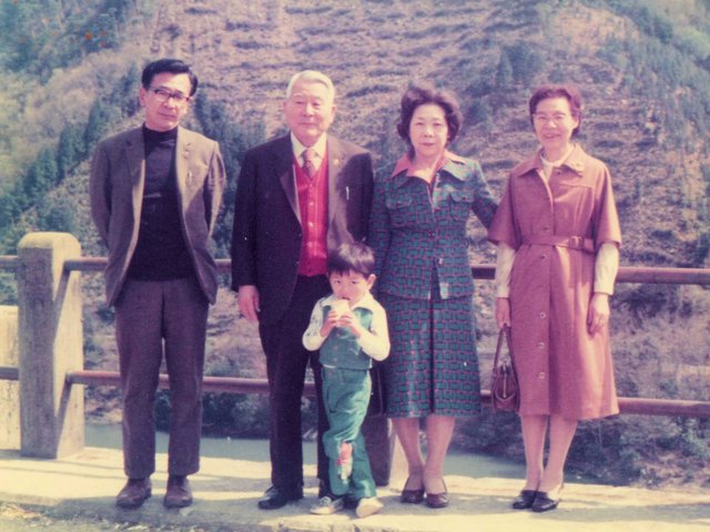 丸山ダム展望台を訪れた杉原千畝氏（左から２人目）＝１９７８年、加茂郡八百津町（故杉原直樹さん提供）