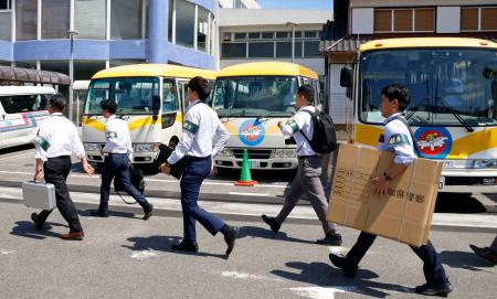 　家宅捜索のため「名古屋スイミングクラブ」に入る捜査員＝１日午前、名古屋市南区