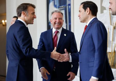 　１７日、パリのフランス大統領府で、米国のルビオ国務長官（右）とウィットコフ中東担当特使（中央）を迎えるマクロン大統領（ＡＰ＝共同）