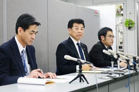 　茨城県神栖市長選を巡り、裁決について説明する県選挙管理委員会の担当者＝２８日午後、茨城県庁