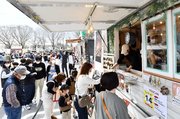 県内外のご当地グルメを販売するキッチンカーに行列を作る来場者たち＝養老郡養老町高林、養老公園