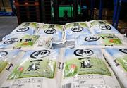 　精米工場で袋詰めされた備蓄米＝３０日午前、新潟県長岡市
