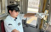 　サングラスを着用する近畿日本鉄道の運転士