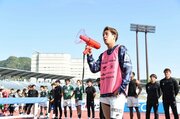 試合後、サポーターに次戦以降の巻き返しを誓うＦＣ岐阜の主将庄司＝長良川競技場