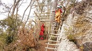 愛宕山での小屋造りに取り組む参加者＝美濃市