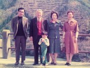 丸山ダム展望台を訪れた杉原千畝氏（左から２人目）＝１９７８年、加茂郡八百津町（故杉原直樹さん提供）