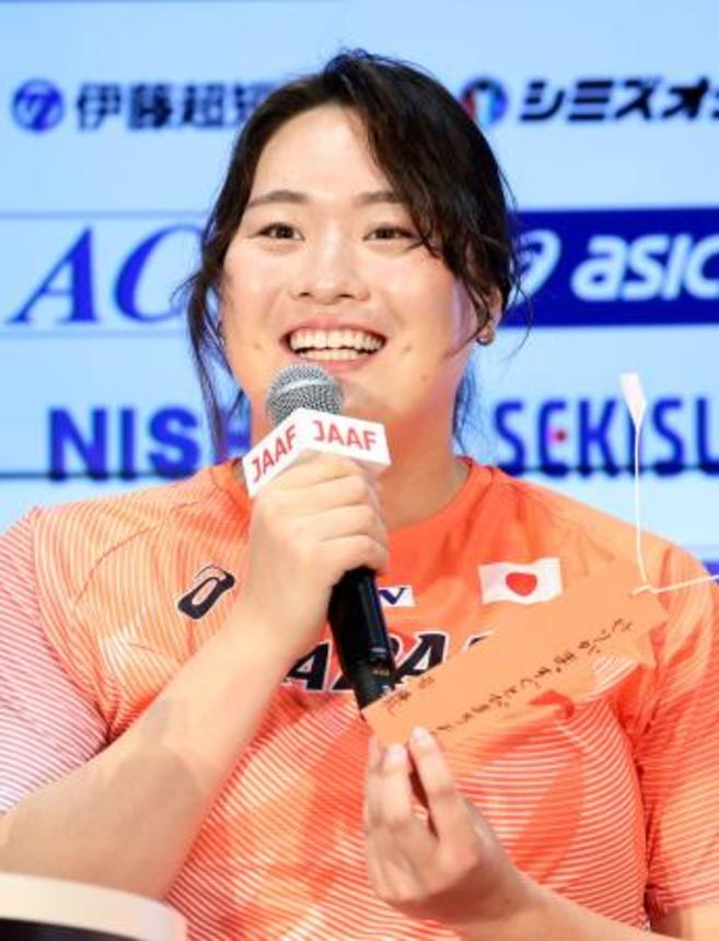 　七夕の短冊を手に記者会見する世界陸上選手権東京大会代表の北口榛花＝７日、東京都内（代表撮影）