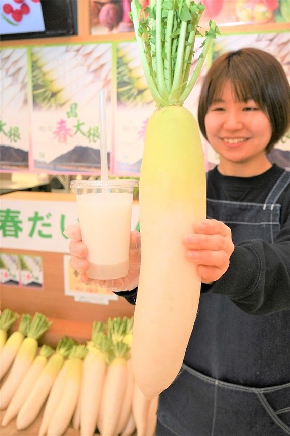 みずみずしく甘い春ダイコンと「春だいこんジュース」＝大垣市高屋町、カネ井青果アスティ大垣店