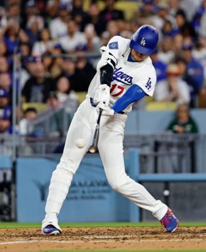 　米大リーグ、レンジャーズ戦の５回、右前打を放つドジャース・大谷翔平。昨季から４４試合連続出塁とし、イチロー（マリナーズ）がマークした日本勢最長記録を更新した＝１０日、ロサンゼルス（共同）