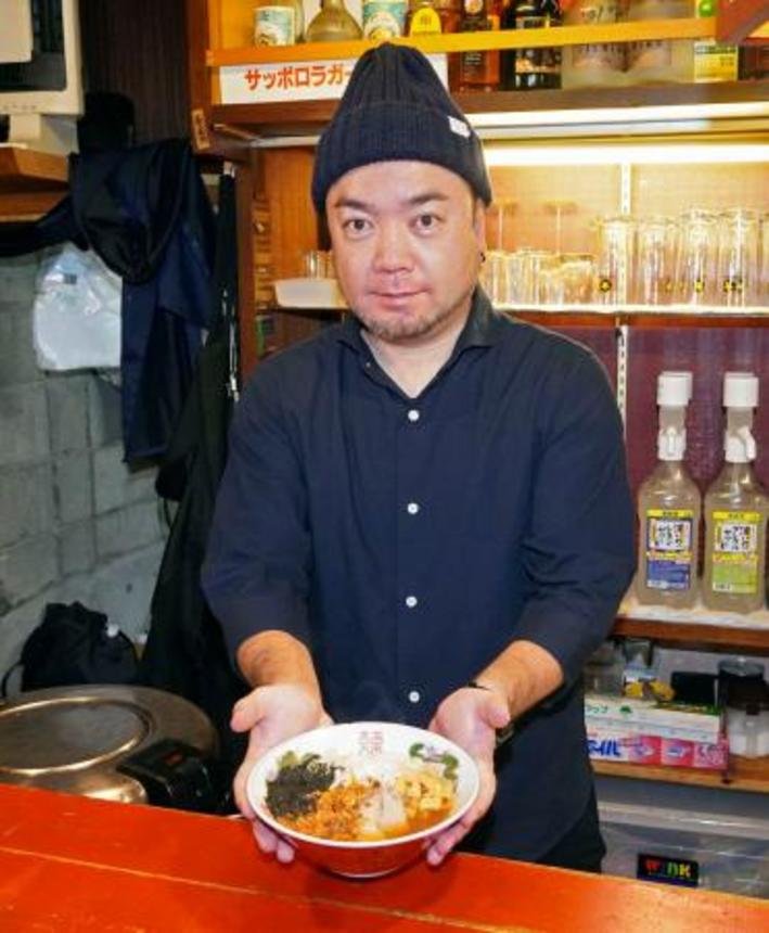 　「熱海飯店」を営む三浦渉さん＝６月、静岡県熱海市