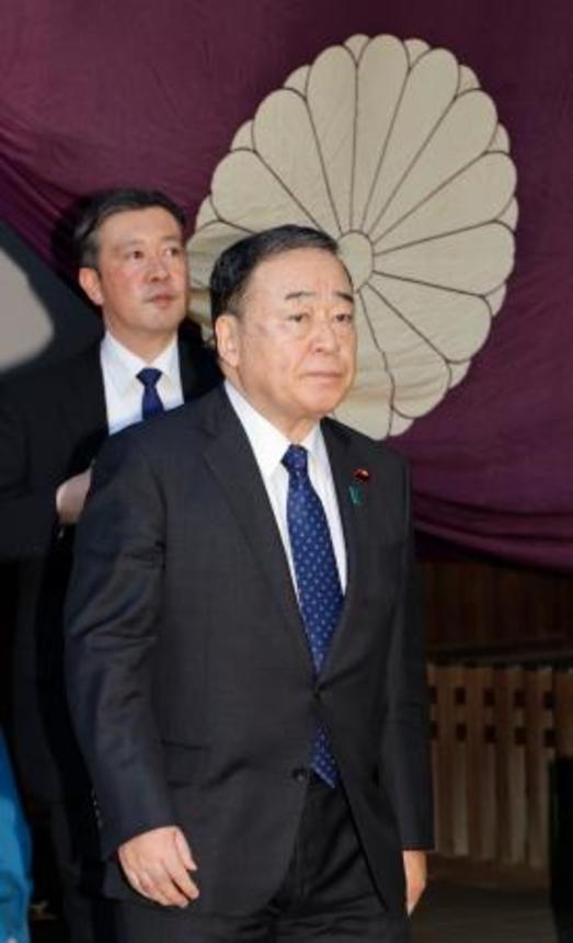 　参拝を終えた自民党の梶山総務会長＝１９日午前、東京・九段北の靖国神社