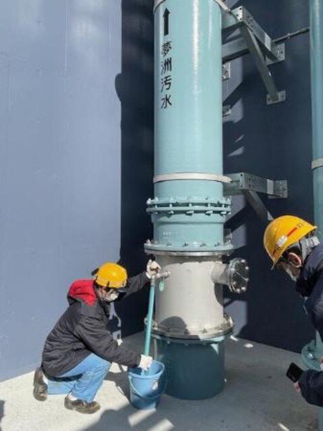 　万博会場周辺の下水で感染症調査をする作業員ら＝１月、大阪市（大阪健康安全基盤研究所提供）