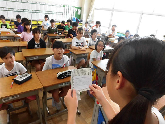 朝の会の１分間スピーチ。社会の情報をクラスで共有する＝山県市東深瀬、富岡小学校