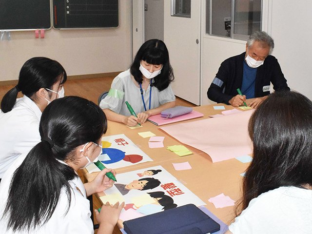 地域住民や保護者を交えた校則についての意見交換＝いずれも大垣市三塚町、東中学校