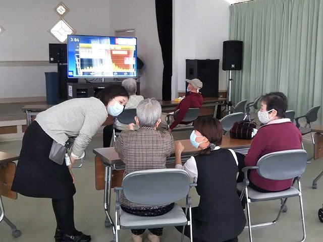 少人数で集まってテレビを見て過ごす入所者ら。コロナ感染防止に気を配りながら日々を送る＝今年３月、岡山県瀬戸内市、邑久光明園（同園提供）