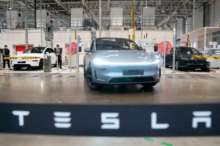 　報道陣に公開された、米電気自動車テスラの自社工場「ギガファクトリー上海」＝１４日、中国上海市（共同）