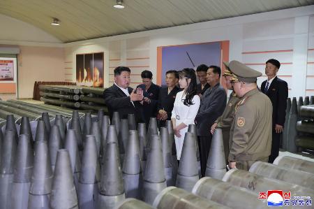 　軍需工場を視察する北朝鮮の金正恩朝鮮労働党総書記（左端）＝６月（朝鮮中央通信＝共同）