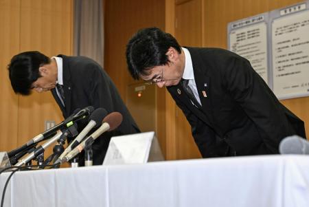 　記者会見で謝罪し、頭を下げる大阪メトロの堀元治交通事業本部長（右）ら＝１４日午前、大阪市西区