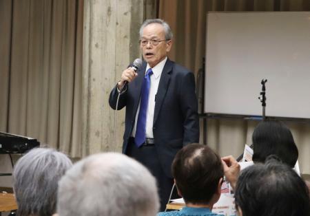 　核拡散防止条約再検討会議の報告会で話す被団協代表理事の松浦秀人さん＝３０日午後、松山市